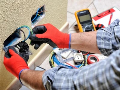 Welche Rolle externe Dienstleister bei der DGUV V3 Prüfung spielen und wie man den richtigen Partner findet
