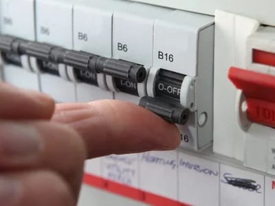 Prüfung ortsveränderlicher elektrischer Betriebsmittel: Wer darf sie durchführen?
