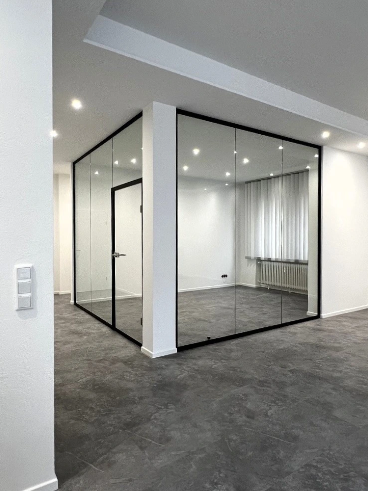 Studio 30: Exklusive Glas-Raumteiler für eine offene und lichtdurchflutete Atmosphäre in Ihren Geschäftsräumen