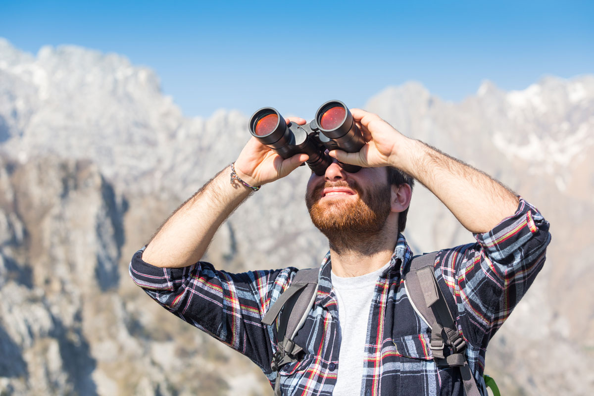 Die Welt vergrößert betrachten: Ein Blick durch das Prismenfernglas