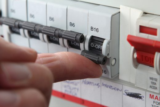Prüfung ortsveränderlicher elektrischer Betriebsmittel: Wer darf sie durchführen?