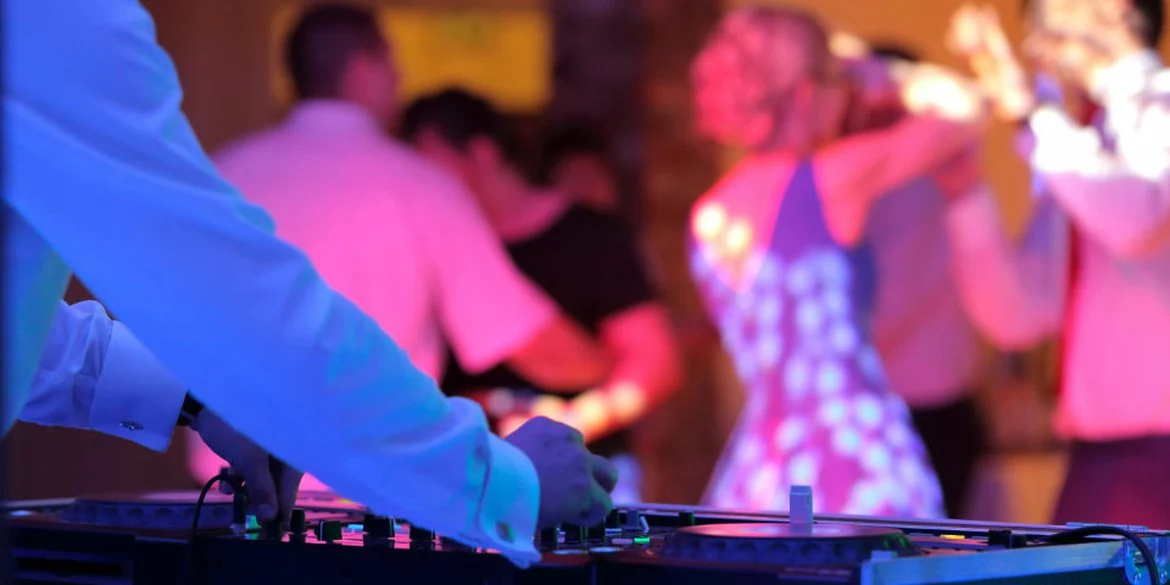 Die Macht der Musik: Wie ein Hochzeits-DJ den richtigen Ton für Ihre Hochzeit bestimmt