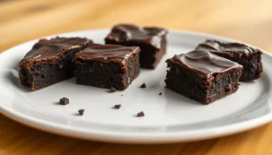 Genießen Sie THC Brownies, frisch gebacken und glänzend, bereit zum Verzehr.